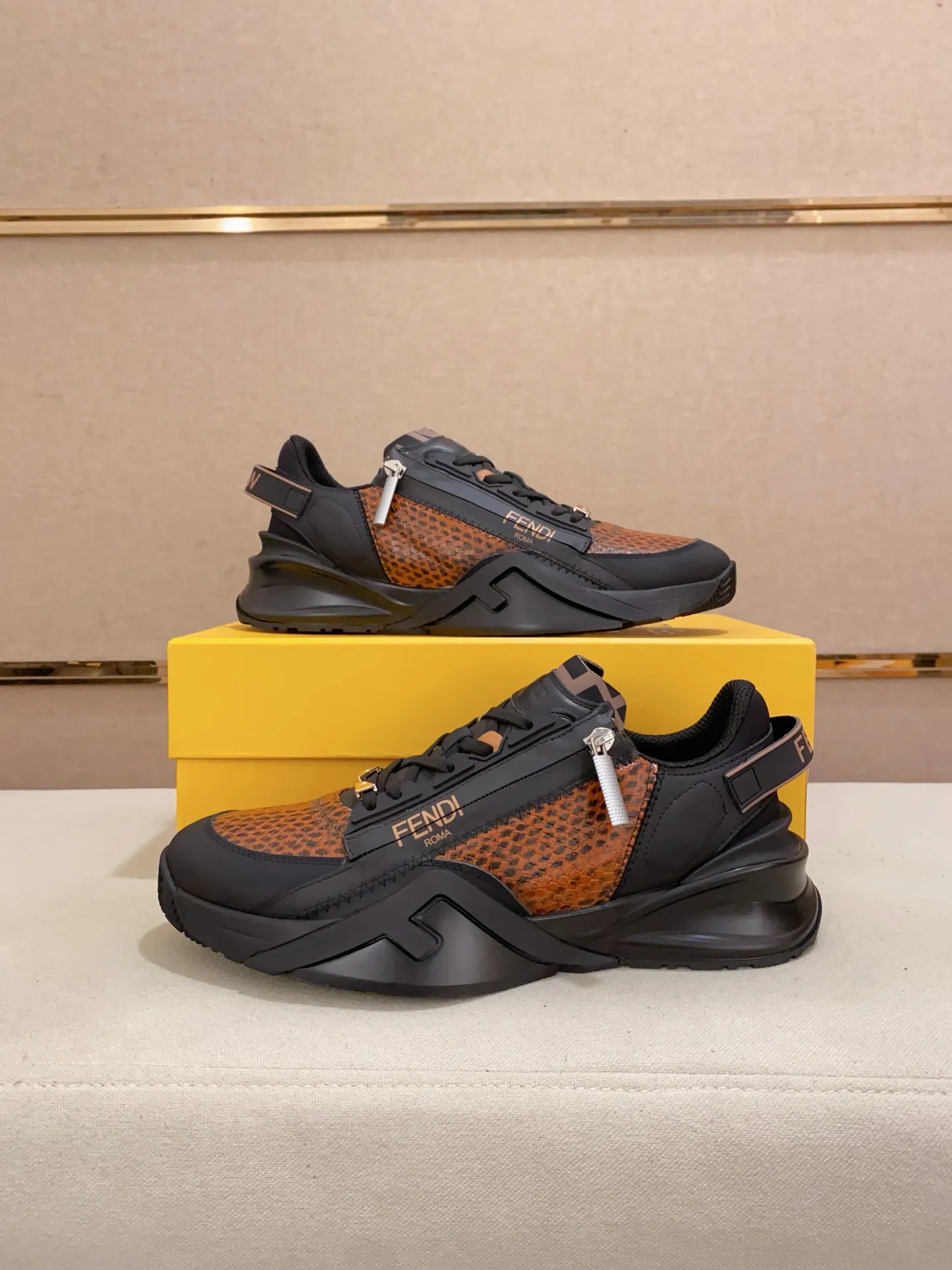 Men's shoes💰: 540💰(Higher version) [Fendi] Fendi's latest casual shoes for men! Available at counters simultaneously! A one-to-one replica of the original. Made entirely of imported top-grain calfskin, the interior is made of top-grain water-dyed cowhide, and the original factory-supplied rubber outsole. Leading new fashion concepts. Matching code: 38-44. 45 can be customized and non-returnable!
